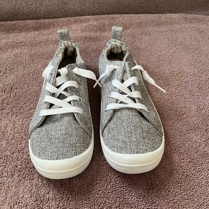 Women’s size 6 casual gray and white shoe